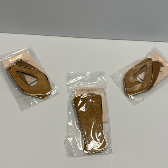 Blossom (Set of 3) Light Brown Earrings Gold trim & New in Package - Picture 15 of 17